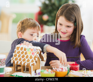 USA, New Jersey, Jersey City, Mädchen (8-9) und junge (6-7) Vorbereitung Lebkuchen Dekorationen Stockfoto