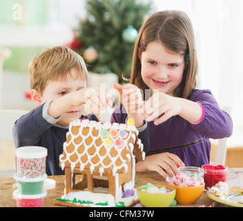 USA, New Jersey, Jersey City, Mädchen (8-9) und junge (6-7) Vorbereitung Lebkuchen Dekorationen Stockfoto