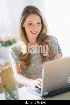USA, New Jersey, Jersey City, Porträt der jungen Frau mit laptop Stockfoto