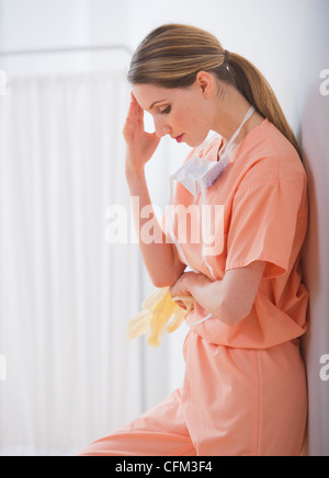 USA, New Jersey, Jersey City, Ärztin, Wand gelehnt Stockfoto