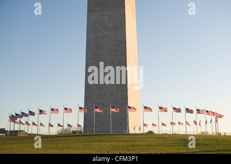 USA, Washington DC, das Washington Monument umgeben von Flaggen Stockfoto