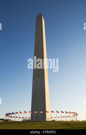 USA, Washington DC, das Washington Monument umgeben von Flaggen Stockfoto