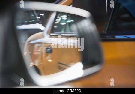 USA, New York State, New York City, Nahaufnahme von Taxi Außenspiegel Stockfoto