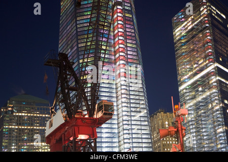 USA, New York State, New York City Kran vor beleuchteten Wolkenkratzer Stockfoto
