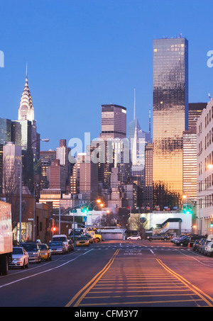 USA, New York State, New York City, Stadtstraße mit Wolkenkratzern im Hintergrund Stockfoto