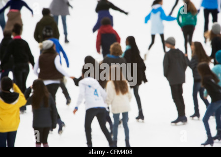 USA, New York State, New York City, Bewegungsunschärfe von Menschen Eislaufen Stockfoto