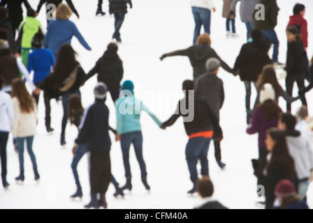 USA, New York State, New York City, Bewegungsunschärfe von Menschen Eislaufen Stockfoto