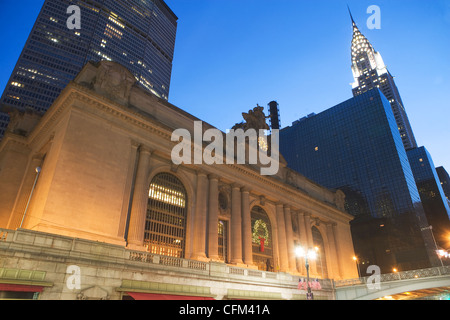 USA, New York State, New York City, niedrigen Winkel Ansicht der Grand Central Station und das Chrysler Building in Ferne Stockfoto