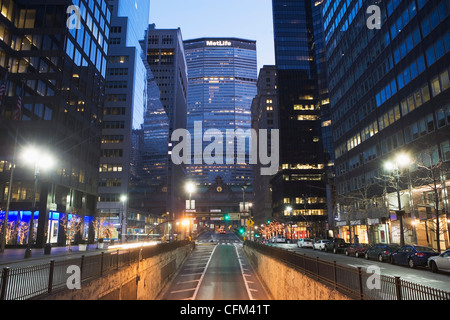 USA, New York State, New York City, Stadtstraße mit Met Life Building in Ferne Stockfoto