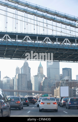 USA, New York State, New York City Teil der Manhattan Bridge mit Wolkenkratzern im Hintergrund Stockfoto