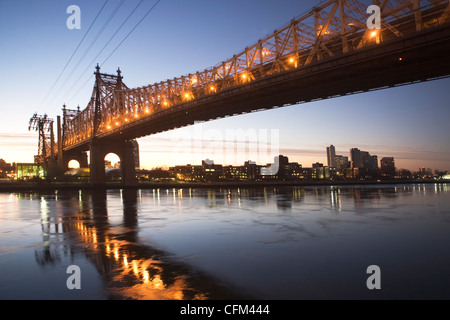 USA, New York, New York City, Manhattan, Queensboro Bridge in der Dämmerung Stockfoto