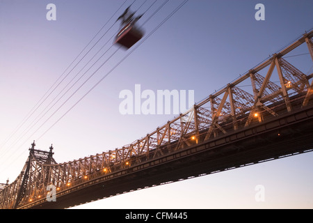 USA, New York, New York City, Manhattan, Queensboro Bridge, Overhead-Seilbahn in der Abenddämmerung Stockfoto