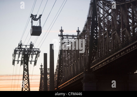 USA, New York, New York City, Manhattan, Queensboro Bridge, Overhead-Seilbahn in der Abenddämmerung Stockfoto