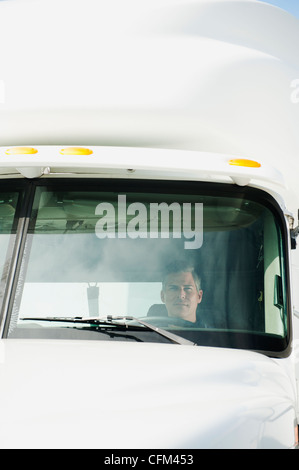 USA, Kalifornien, Santa Ana, LKW-Fahrer im LKW sitzen Stockfoto