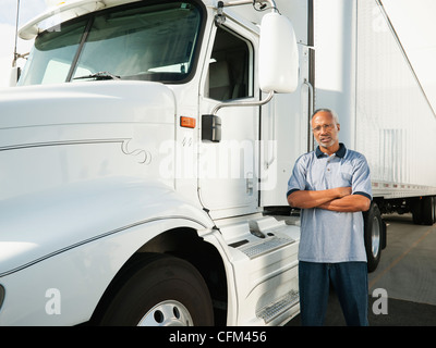 USA, Kalifornien, Santa Ana, LKW-Fahrer stehen in der Nähe von LKW Stockfoto