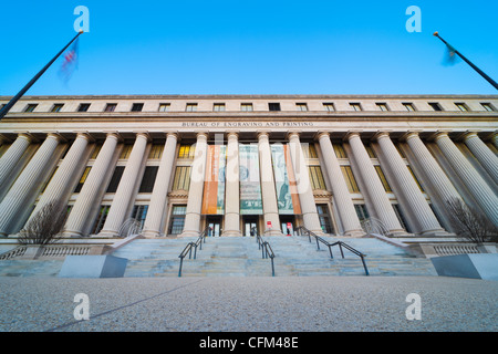 USA US-Department of the Treasury, das Bureau of Engraving and Printing BEP auf 14th Street SW in Washington DC DC. in der Abenddämmerung Stockfoto