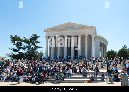 Massen von Menschen sitzen auf den Stufen der Thomas Jefferson Memorial eine Aufführung. Washington Cherry Festival