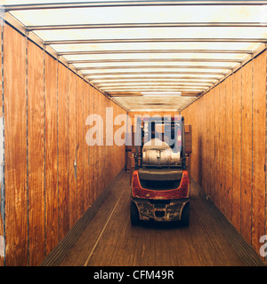 USA, Kalifornien, Santa Ana, Gabelstapler in Anhänger Stockfoto