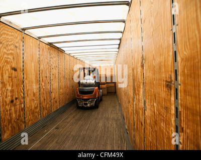 USA, Kalifornien, Santa Ana, Gabelstapler in Anhänger Stockfoto