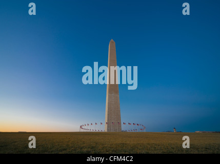 Washington DC DC Das Washington Monument bei Sonnenuntergang, Dämmerung mit bunten Himmel Stockfoto