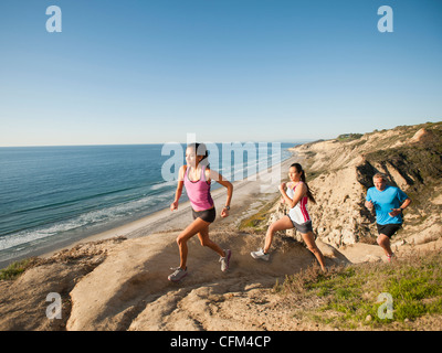 USA, California, San Diego, drei Menschen Joggen entlang der Küste des Meeres Stockfoto