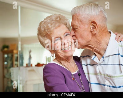 USA, Utah, Salt Lake City, Senior woman Frau küssen Stockfoto