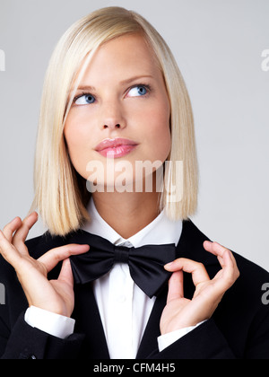 Studio-Porträt der jungen Kellnerin Fliege anpassen Stockfoto