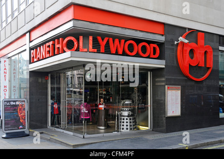 Planet Hollywood restaurant Eingang mit Dalek auf Ecke Haymarket West End London England Großbritannien Stockfoto