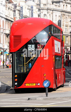 Rückansicht Treppenhaus Double Decker red London Bus verschiedentlich als neuen Routemaster oder Boris bus Shaftesbury Avenue West End London England UK bezeichnet Stockfoto