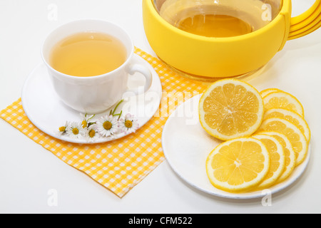 Tee mit Zitrone und gelbe Rosen auf weißem Hintergrund Stockfoto