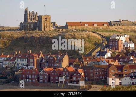 Whitby Abbey und St Mary's Church auf East Cliff, alte traditionelle Cottages in Old Town, Whitby, North Yorkshire, England Stockfoto