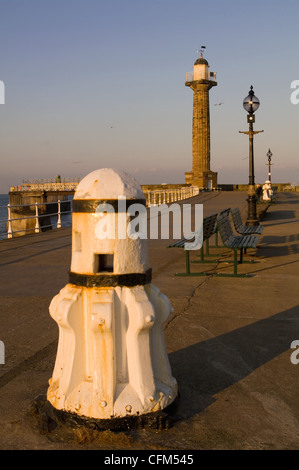 Weiss lackiert, Ankerwinden und der alte Leuchtturm am Pier West, Whitby, North Yorkshire England UK, tief stehender Sonne Stockfoto