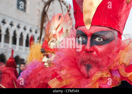 Scary aussehender Mann mit einem roten Gesicht, Karneval in Venedig, Veneto, Italien Europa Stockfoto
