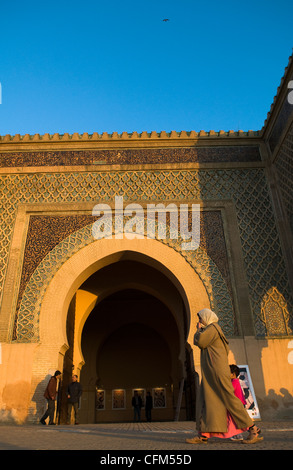 Eine marokkanische Frau zu Fuß durch Bab el-Mansour-Tor in der alten Stadt Meknes. Stockfoto