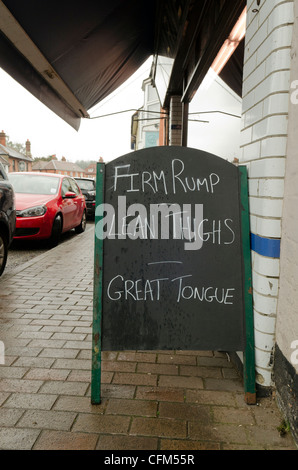 Spaß & humorvolle Tafel Zeichen außerhalb einer Metzgerei in Chalfont St Giles Bucks UK Stockfoto