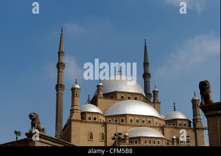 Kairo. Ägypten. Blick auf zwei hoch aufragende Minarette und mehrere halb-Kuppeln um die zentrale Kuppel des osmanischen Stil Mohammed Stockfoto