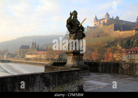 Alte Mainbrücke über Main und Festung Marienberg hinter Würzburg, Franken, Bayern, Deutschland, Europa Stockfoto