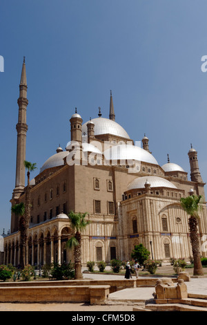 Kairo. Ägypten. Blick auf zwei hoch aufragende Minarette und mehrere halb-Kuppeln um die zentrale Kuppel des osmanischen Stil Mohammed Stockfoto