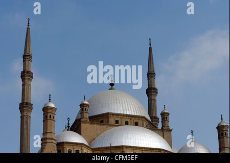 Kairo. Ägypten. Blick auf zwei hoch aufragende Minarette und mehrere halb-Kuppeln um die zentrale Kuppel des osmanischen Stil Mohammed Stockfoto