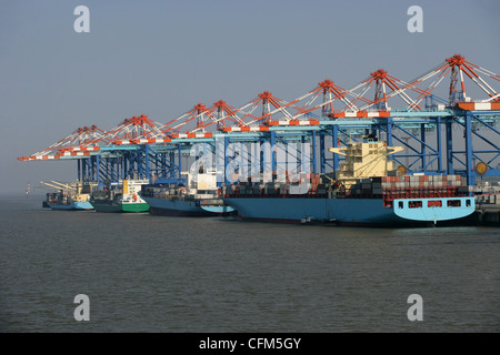 Schiffe am Container Terminal, Bremerhaven, Bremen, Deutschland, Europa Stockfoto