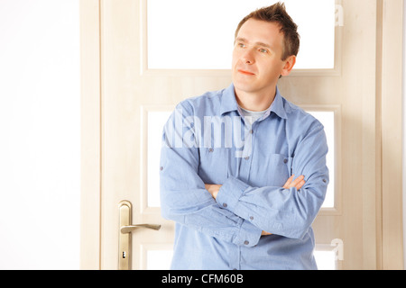 Attraktive nachdenklicher Mann stand in der Nähe der Tür, weiße textfreiraum links Stockfoto