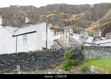 England wieder, Wales. Eine walisische Stadt im Regen Stockfoto