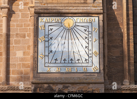 Die Sonnenuhr an der Südwand der Ely Cathedral, UK Stockfoto