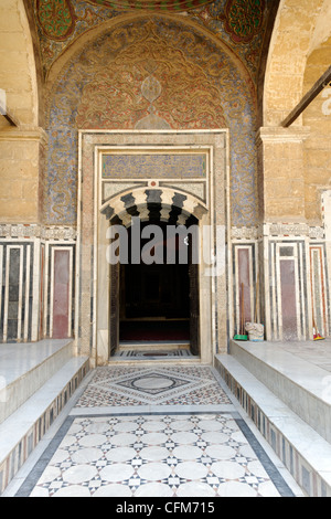 Kairo. Ägypten. Blick auf den schön dekorierten Sahn Innenhof Eingang zum Heiligtum im osmanischen Stil Moschee Stockfoto