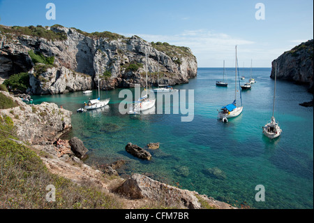 Segelyachten günstig in die Sicherheit von Calas Buchten auf der Balearen Insel Menorca Spanien Stockfoto