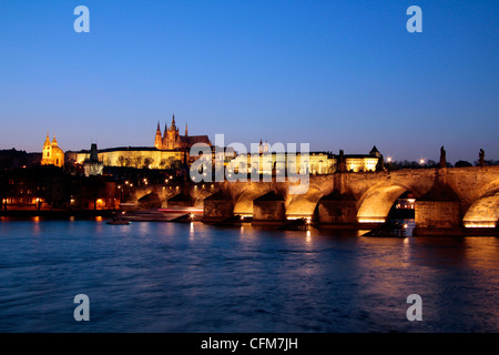 Charles Brücke über den Fluss Vltava, Karlsbrücke, UNESCO World Heritage Site, Prag, Tschechische Republik, Europa Stockfoto