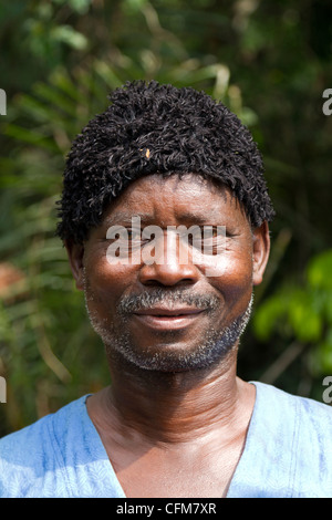 Ein Mann mit einer Pelzmütze im Wald in der Nähe von Dukoue, Ivory Coast, Elfenbeinküste, Westafrika Stockfoto