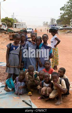 Schülerinnen und Schüler gehen wieder zur Schule in Dukoue, Ivory Coast, Elfenbeinküste, Westafrika Stockfoto