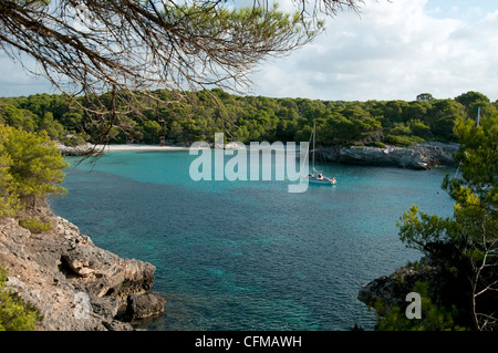 Yachten ankern in der einsamen Bucht von Cala Turqueta Menorca Spanien Stockfoto