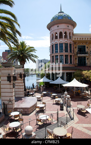 Canal Walk Terrasse am Century City in Kapstadt - Halfmoon Bay Piazza Stockfoto